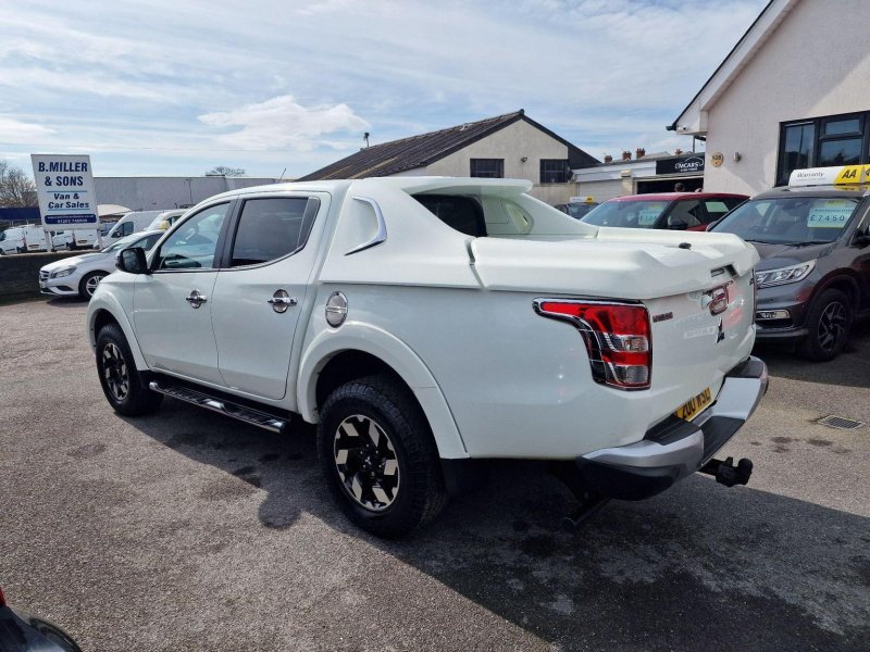 MITSUBISHI L200