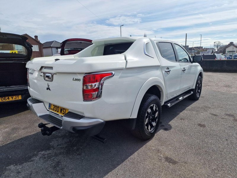 MITSUBISHI L200