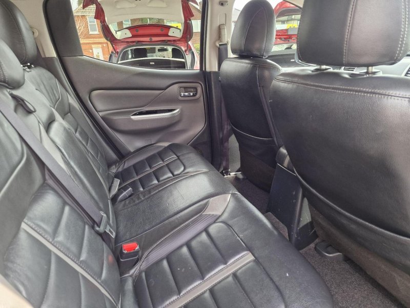 MITSUBISHI L200