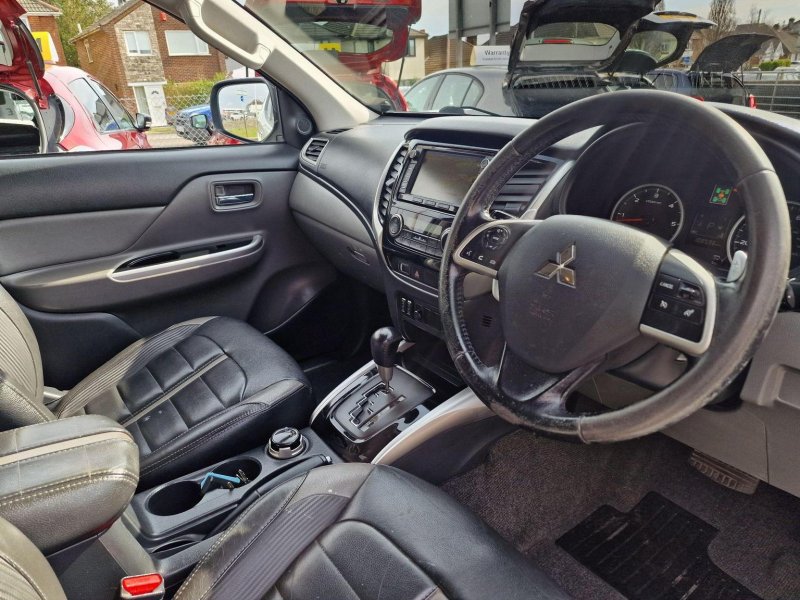 MITSUBISHI L200