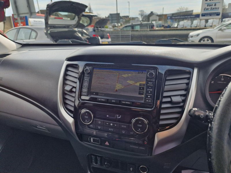 MITSUBISHI L200
